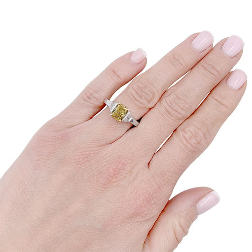 Bague 53 Bague diamant Fancy Intense Yellow, deux ors. 58 Facettes 32606