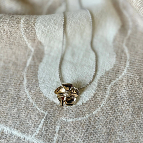 Pendentif POIRAY - Pendentif fleur Or blanc Diamant 58 Facettes REF24010-174