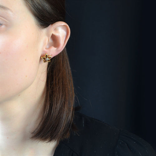 Boucles d'oreilles Boucles d'oreilles fleurs grenats diamants 58 Facettes 02-096