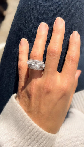 Bague Bague or gris, diamants 58 Facettes 1