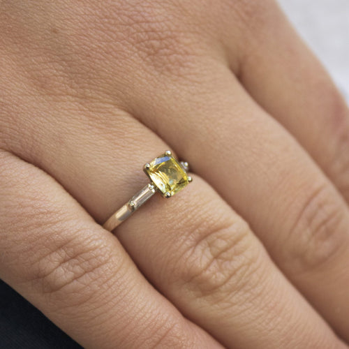 Bague Solitaire en or blanc diamants et saphir jaune 58 Facettes 21260