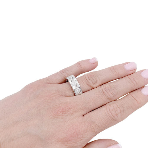 Bague 54 Bague Chanel, "Matelassé", or blanc et diamants. 58 Facettes 32644