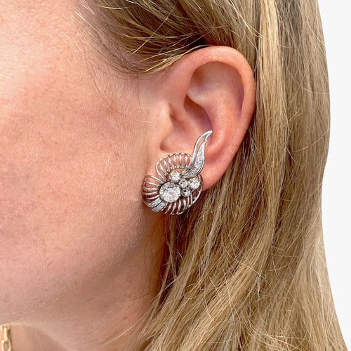 Boucles d'oreilles Boucle d'oreilles volutes en platine, or blanc et diamants. 58 Facettes 31660