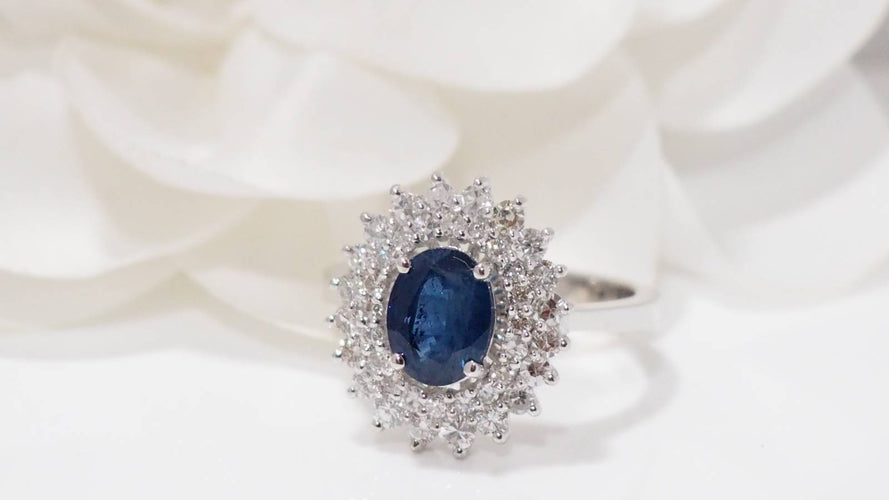 Bague 54 Bague en or blanc, saphir et diamants 58 Facettes F4952