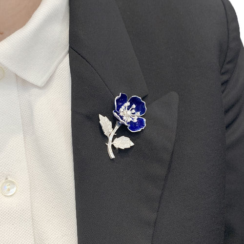 Broche Clip Boucheron, "Eglantine", en or blanc, platine, émail et diamants. 58 Facettes 33342