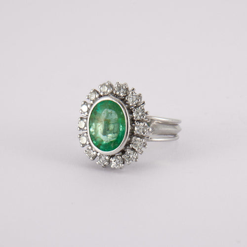 Bague 49 Bague Marguerite en or gris, émeraude, diamants 58 Facettes