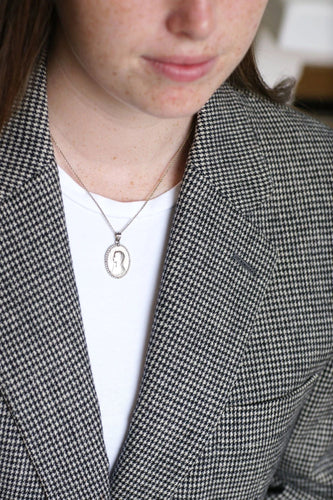 Collier Médaille religieuse sur chaîne Art Déco or blanc, nacre et perles 58 Facettes