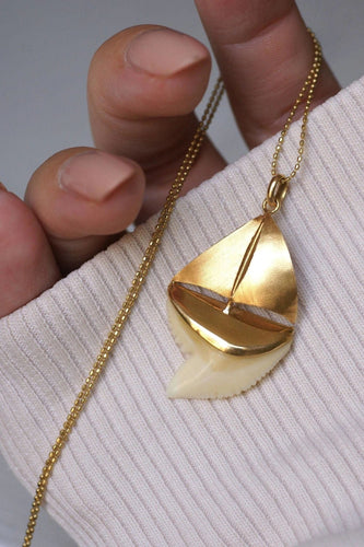 Pendentif Pendentif voilier dent de requin sur or 58 Facettes