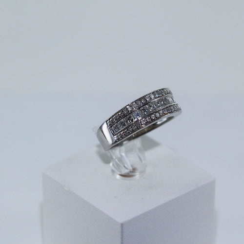 Bague Bague en diamants pavée 3 rangs 58 Facettes