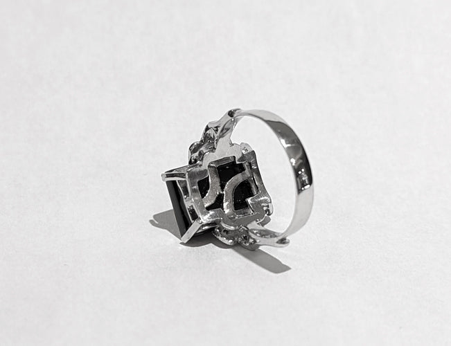 Bague Bague Art Déco or blanc onyx et diamants 58 Facettes