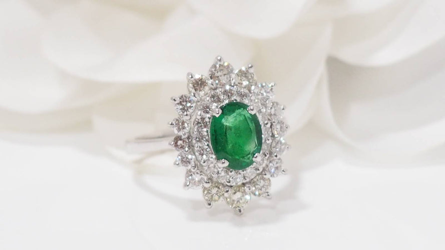 Bague 54.5 Bague double entourage en or blanc, émeraude et diamants 58 Facettes F4950