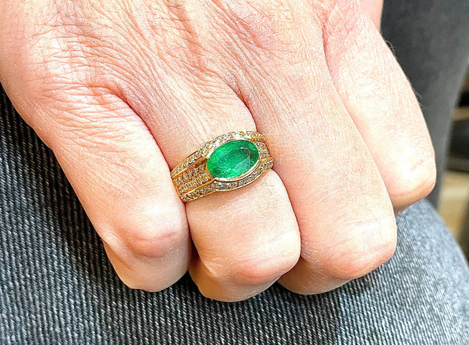 Bague Bague or jaune émeraude ovale et diamants 58 Facettes