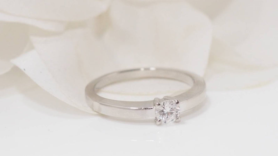 Bague 53 CARTIER - Bague solitaire en platine et diamant 58 Facettes 31997