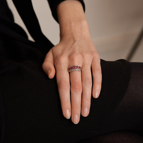 Bague 55 Bague Jarretière, rubis et diamants 58 Facettes