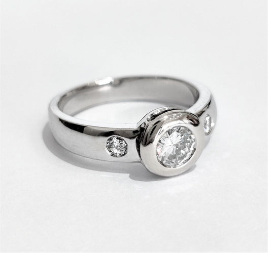 Bague 51 Solitaire accompagné or blanc 58 Facettes 1-969/1