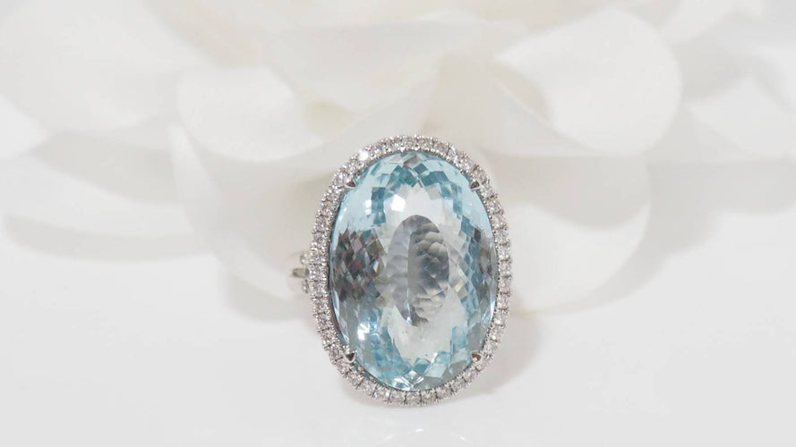 Bague Bague entourage or blanc aigue-marine diamants 58 Facettes 31615