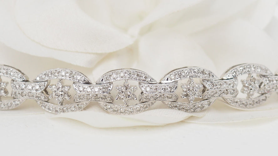 Bracelet Bracelet ajouré en or blanc et diamants 58 Facettes 32457