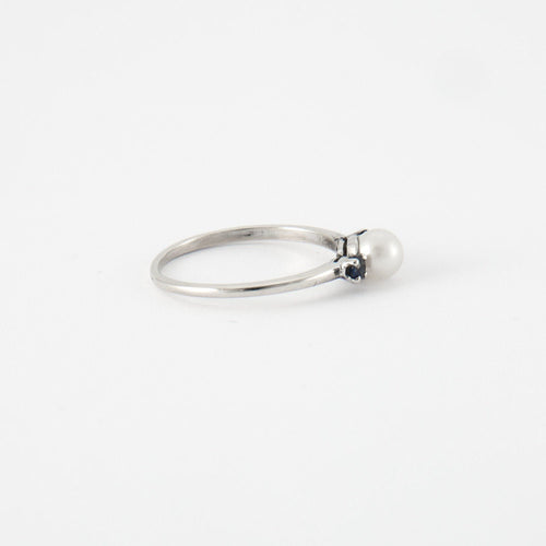 Bague 53 Bague en or blanc, diamants & perle 58 Facettes