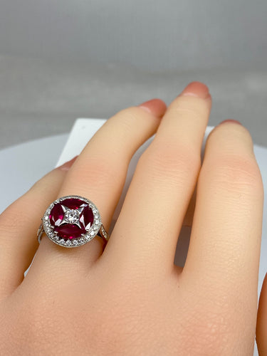 Bague Bague en Or jaune, Rubis navettes & diamants 58 Facettes