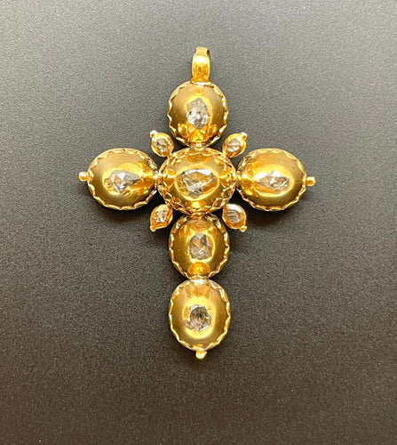 Pendentif Sublime croix antique en or et diamants taillés en rose de table 58 Facettes