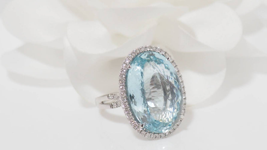 Bague Bague entourage or blanc aigue-marine diamants 58 Facettes 31615