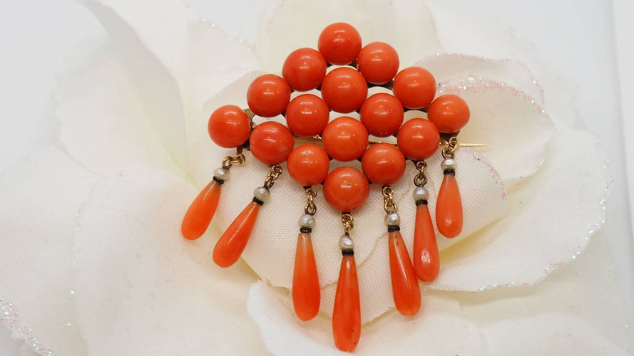 Broche Broche ajourée Napoléon III perles corail et émail noir 58 Facettes 30349
