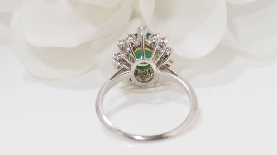 Bague 58.5 Bague marguerite en or blanc; Emeraude et diamants 58 Facettes 31956