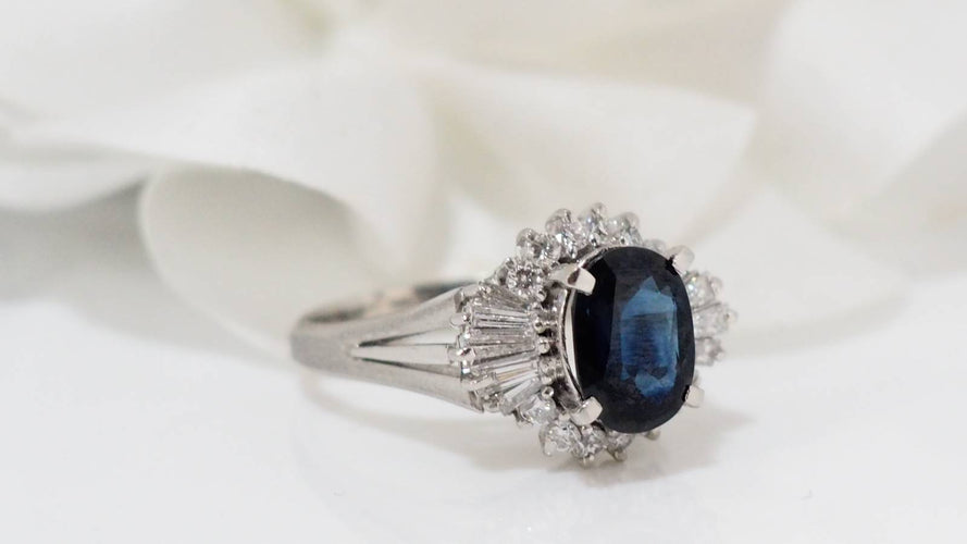 Bague Bague or blanc, saphir ovale et diamants brillants et trapèzes 58 Facettes 31010