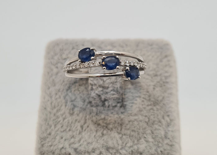 Bague 52 Bague en or blanc saphirs, diamants 58 Facettes