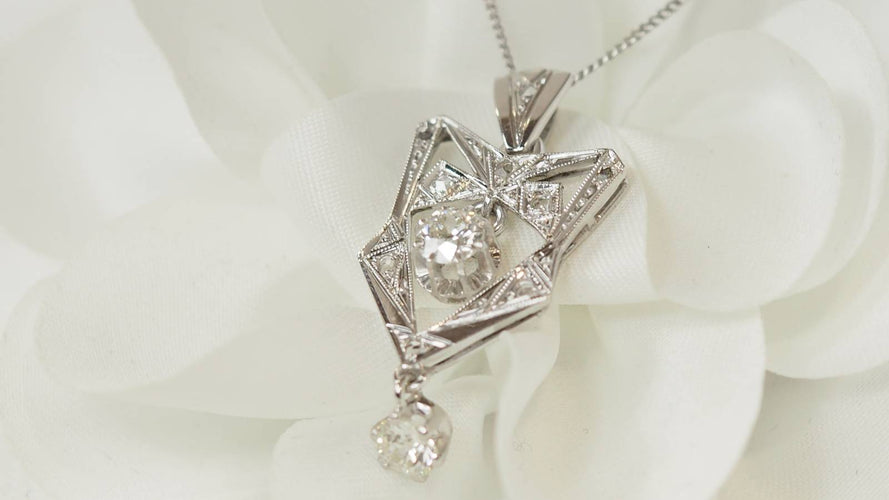 Collier Collier Art Déco en or platine et diamants 58 Facettes