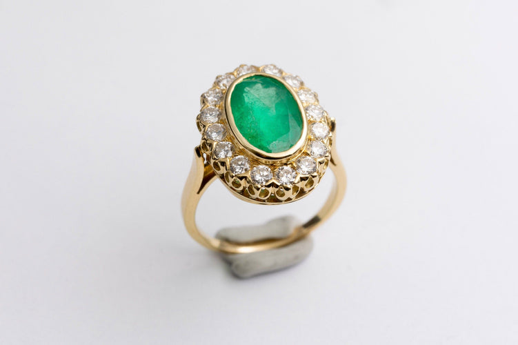 Bague 59 Bague pompadour or jaune, émeraude et 16 diamants. 58 Facettes
