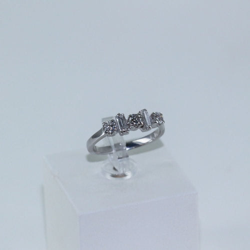 Bague 52 Bague Or blanc Diamants ronds et baguettes 58 Facettes