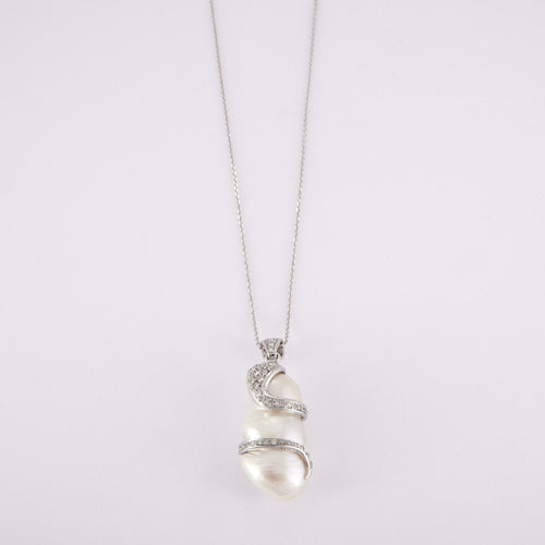 Pendentif Pendentif en or gris, perle, diamants 58 Facettes