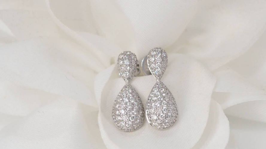 Boucles d'oreilles Pendants d'oreilles en or blanc et diamants 58 Facettes 32102