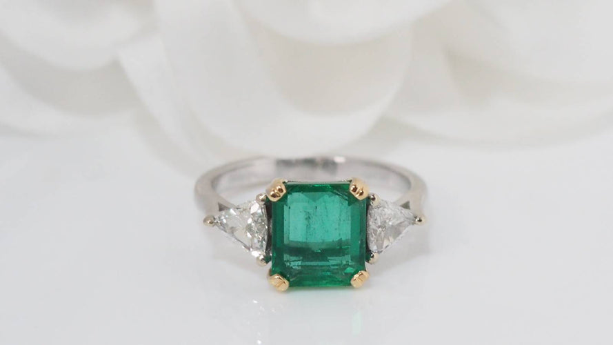 Bague 53.5 Bague émeraude de Colombie, or blanc et diamants triangle 58 Facettes F 4926