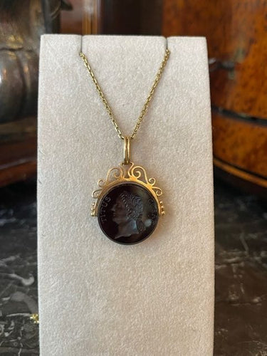 Pendentif Médaillon intaille sur sardoine, XIXème 58 Facettes