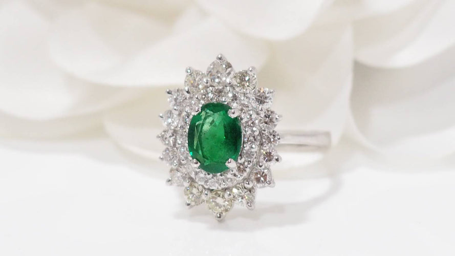 Bague 54.5 Bague double entourage en or blanc, émeraude et diamants 58 Facettes F4950