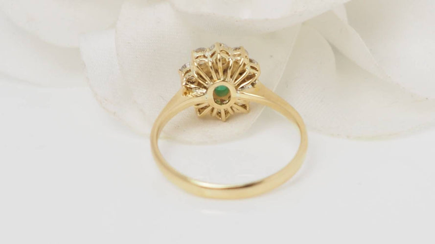 Bague 56 Bague marguerite en or jaune, émeraude et diamants 58 Facettes 32535