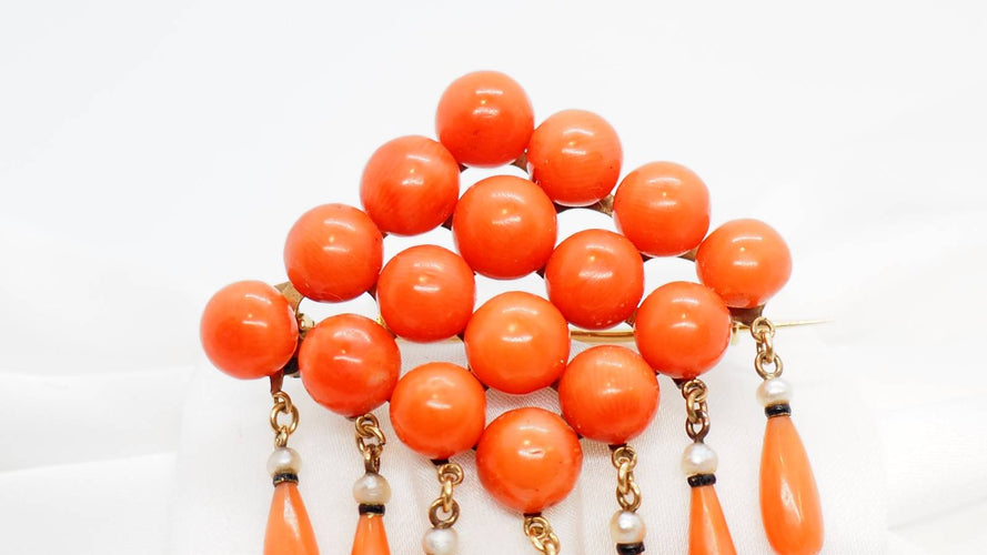 Broche Broche ajourée Napoléon III perles corail et émail noir 58 Facettes 30349