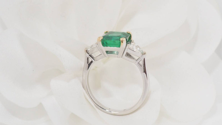 Bague 53.5 Bague émeraude de Colombie, or blanc et diamants triangle 58 Facettes F 4926