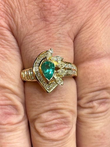 Bague 57 Bague émeraude poire et diamants 58 Facettes