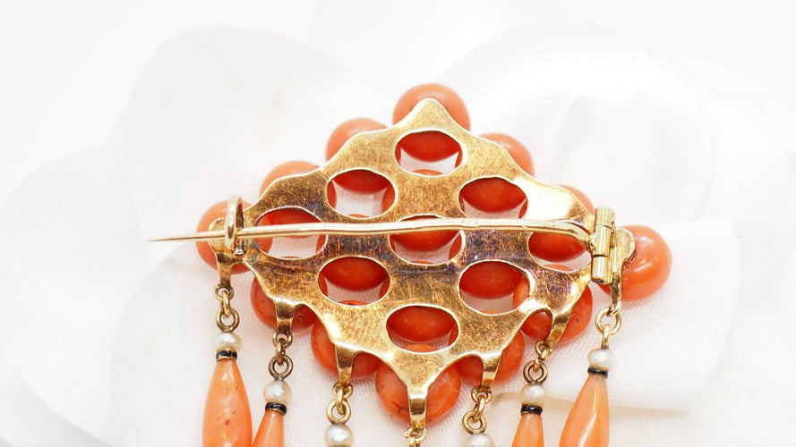 Broche Broche ajourée Napoléon III perles corail et émail noir 58 Facettes 30349