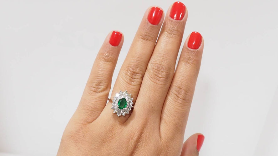 Bague 54.5 Bague double entourage en or blanc, émeraude et diamants 58 Facettes F4950