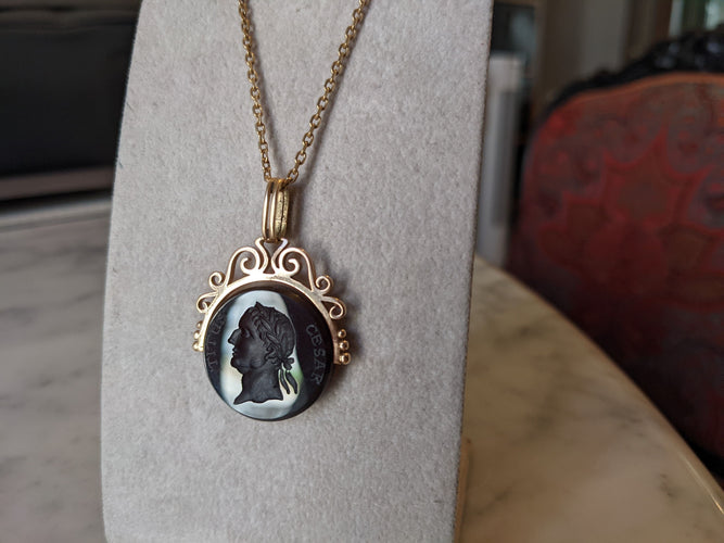 Pendentif Médaillon intaille sur sardoine, XIXème 58 Facettes