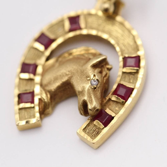 Pendentif Pendentif fer à cheval avec cheval en or 18 carats avec rubis 58 Facettes E359871I