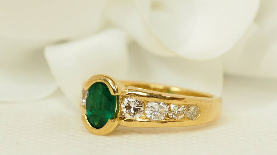Bague 50 Bague en or jaune, émeraude ovale et diamants 58 Facettes F4834