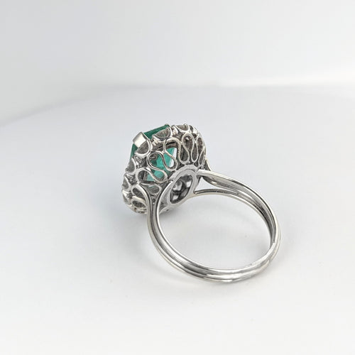 Bague 57 Bague Pompadour or blanc Emeraude et diamants 58 Facettes