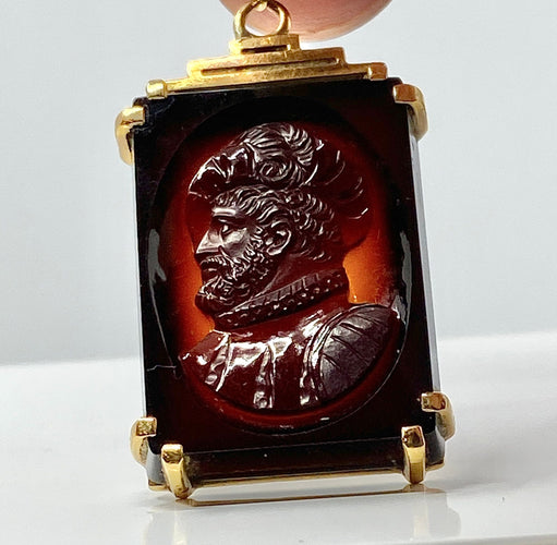 Pendentif Pendentif Or jaune Sardoine sculptée 58 Facettes AB284