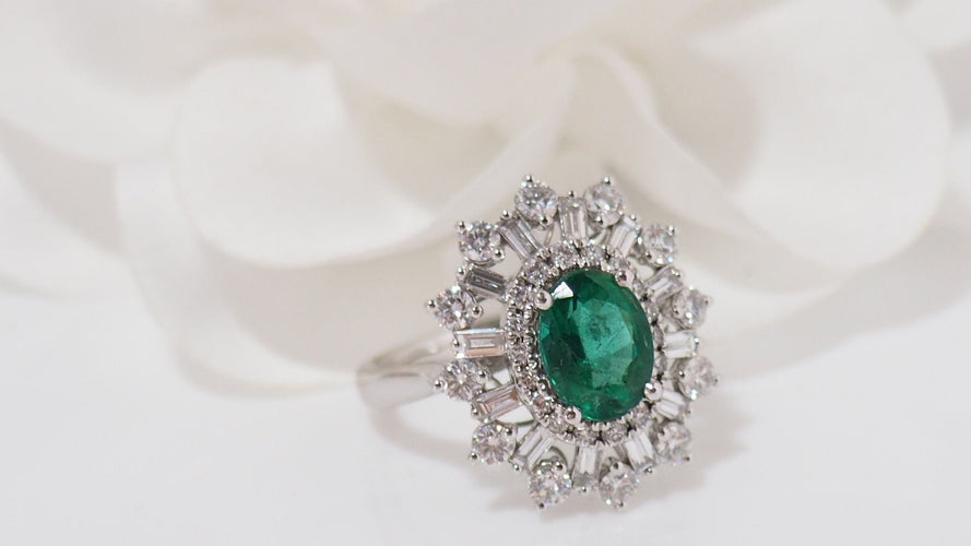 Bague 54 Bague entourage en or blanc, émeraude ovale et diamants 58 Facettes 31617