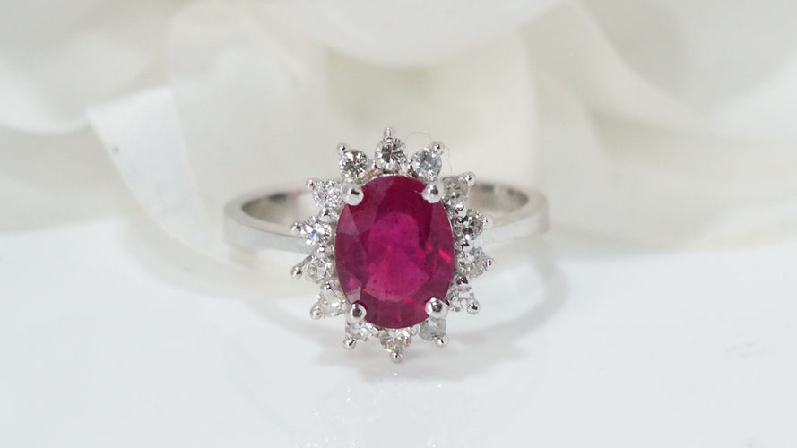 Bague 54.5 Bague marguerite en or blanc, rubis ovale et diamants 58 Facettes F4948